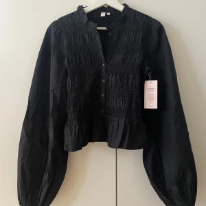 Blus Nelly - Blus från Nelly i storlek 34, aldrig använd.