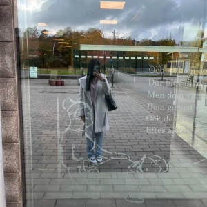 Blåa jeans från Zara - Jätte fina jeans från Zara, använda fåtal gånger. Storlek 38 men mer 36🩷 Raka jeans