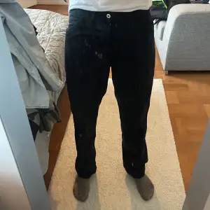 Garderobsrensing! Säljer ett par feta jack&jones byxor i riktigt skönt jeansliknande material, men tunnare. Grymt bra skick. Inga tecken på användning. Jag (på bilden) är 183cm, 80kg och byxorna är i storlek 31/32