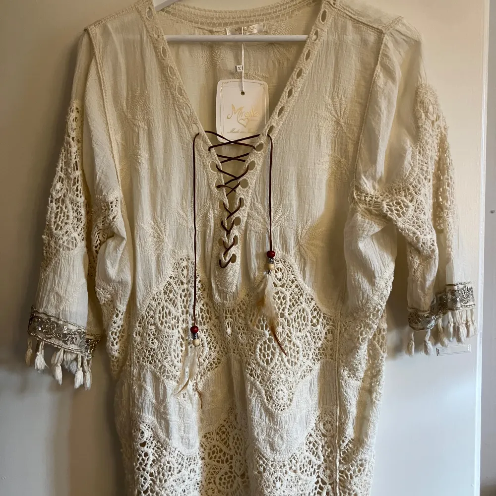 En skitcool beige blus med fina detaljer på. . Blusar.