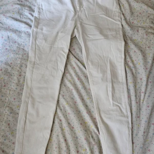 Vit jeans  - Vita jeans med fickor fram och bak. Storlek S