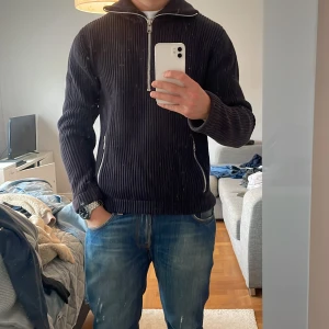 Filippa K kofta herr - Garderobsrensing! Säljer en cardigan från Filippa K i storlek M då den aldrig kommer till användning. Väldigt bra kvalitet, tjockt material och i bra skick. Jag (på bilden) är 183cm, 80kg