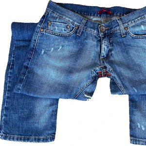 Lågmidjade angel o devil jeans  - Ett par as balla utsvängda lågmidjade jeans från angel o devil med coola tryck.