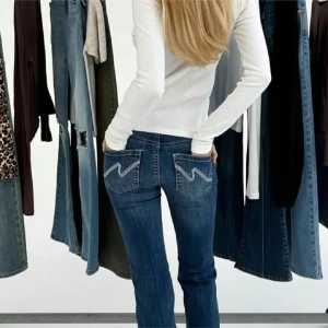 lowwaist bootcut jeans - Skitsnygga lågmidjade jeans från nelly med sömmar på bakfickorna, i jättebra skick 🥰