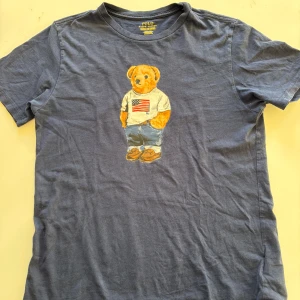 Polo bear t shirt - 10/10 skick nästan aldrig använd eftersom den inte passar