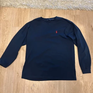 blå tröja från ralph lauren - som ny blå tröja från ralph lauren, storlek Large för män, använde den ett par gånger men inte min stil
