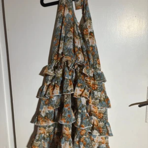 Klänning - En väldigt cool och fin klänning som man kan knyta på olika sätt och ha som kjol, kommer ett skärp till med!