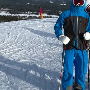 Sweet Protection Skidställ  - Sweet Protection Goretex skidställ  Hela stället gick på ca 14-15 tusen, väldigt snyggt skidställ. Har alla funktioner som skulle vara användbara. Byxor i M och Jacka i L, jag är 184 ca 75 kg på bilden och det är lite baggy. Hör av dig om fler bilder