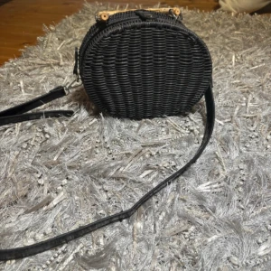 Handväska  - Svart handväska, passar bra på sommardagar!  Coolt material och handtag