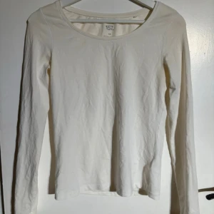 Vit tröja - En vanlig vit fin långarmad tröja 