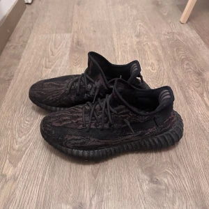 Yeezy 350 v2 - Använt skick utan skador eller hål