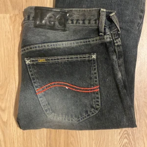 Svarta lee byxor - Svarta lee byxor, storlek 33-34, väldigt fina Oanvända 