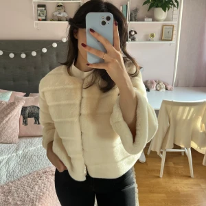 Pälskappa - Så gosig kappa i Cream white färg, storlek M 🫶🏻 Har lite missfärgning på insidan men aldrig använd så kan vara att den har hängt på en röd klänning 
