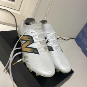 Fotbollsskor  - Jag har tränat tre träningar med skorna och dem passar inte. Jag köpte dem för 3000kr