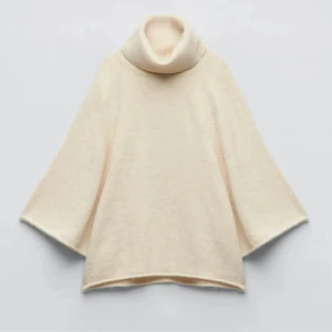 Zara stickad tröja - Så fin eftertraktad beige stickad trekvartsärmad tröja från Zara som inte säljs längre! Så fin och gosig nu till höst och vinter🩷Nyskick!