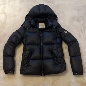 Moncler jacka  - intressekoll på äkta (kolla industritagen) moncler jacka, äldre modell och i använt skick med några små skavanker, passar strl S, vill byta mot colmar eller fjällräven jacka, annars 4499kr🩷