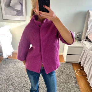 Trekvartsärmad kappa - Sjukt!! Snygg och utstående lila, Trekvartsärmad kappa från Italien 🥰 perfekt till höst/våren💕 mycket bra skick, som ny! Köp via ”köp nu” eller skriv privat för frågor❣️