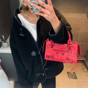 Slutsåld teddy jacka  - Säljer min superfina jacka från H&M i teddymaterial. Jag köpte den i en större storlek och sydde in den till en S/M. Det går varken att se att jackan är insydd eller sömmarna! Den är i fint skick🤍