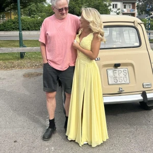 Gul långklänning med spetsdetaljer - Kollar intresset en fantastisk gul långklänning med spetsdetaljer och en elegant slits framtill. Den passar någon som är kort utan klackar 155 ish