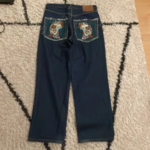 Vida jeans - Köpta second hand i väldigt bra skick. Längd 110 cm Midja 43 cm