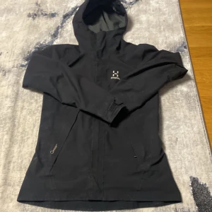 Haglöfs jacka  - Säljer den här haglöfs jackan för att dem inte kommer till användning  använd få par gånger köpt för ungefär 2999kr skick 9/10 bara en liten hål som jag inte har märkt tills nu hör av er via intresse/frågor