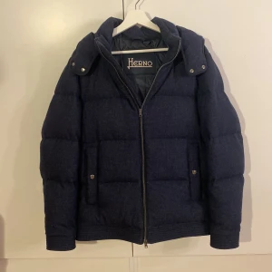 Herno jacka - Säljer nu en riktigt fet och unik jacka i märket herno i storleken L(passform M) perfekt till vintern.  Nyskick och inga defekter. Qr kod finns och plagget är självklart äkta.  Priset startar vid 3999 Kontakta mig vid vidare funderingar eller frågor 