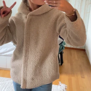 Teddy jacka - Super fin Teddy jacka med luva som passar perfekt nu till hösten❤️ Säljs då jag har en annan och denna kommer då inte till användning💞