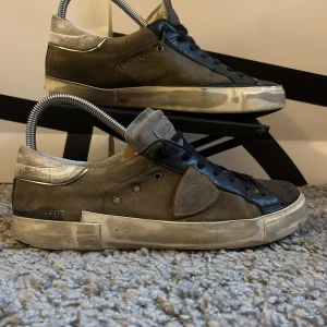 Philippe Model skor - Säljer nu dessa feta gråa Philippe Model skor i skick 7/10 lite förstörda i sulan  Vid frågor skicka DM✉️