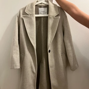 Bershka kappa - Jätte fin kappa i en fin neutral beige färg. Använd ett par få gånger. I helt fräscht skick. 