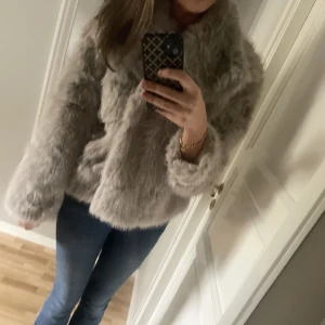 Pälsjacka  - Helt ny, aldrig använd!💕säljer pga fick fel färg när jag beställde! Super fin! Köpte för 1200 kr. Kan gå ner lite i pris vid snabbt köp