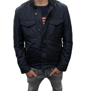 Massimodutti jackan  - Säljer denna riktigt feta lite tjockare Feild jackan perfekt nu inför hösten och vintern alla dagar.