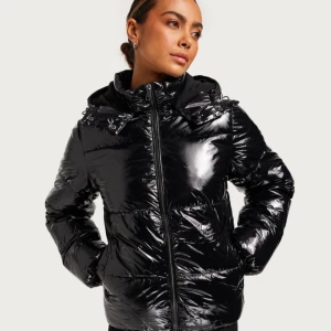 Glansig Nelly jacka  -  Jättevarm och fin jacka från Nelly köpt förra året men använd endast få gånger. 