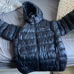 Peak Performance jacka dam  - En peak performance jacka, nästan i helt nytt skick. Bara använd en vinter. Varm och sitter jättefint på. Ny pris på jackan är 4000 kr 