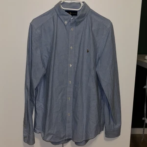 Ralph lauren skjorta - Fin skjorta i fint skick som tuber är för stor för mig. Skick 9-10 De krävs att du är runt 170