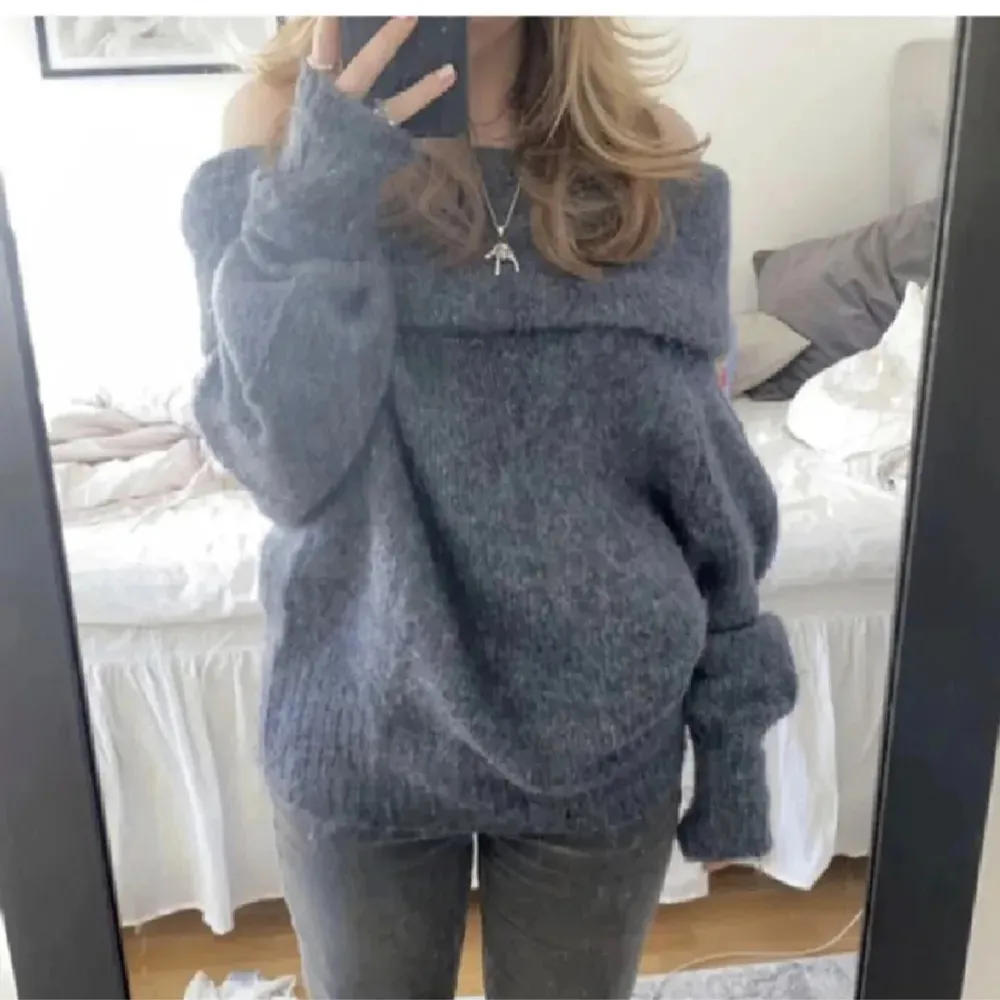 snygg off shoulder tröja ifrån H&M!! Passar jätte bra nu till höst och vinter, skön och varm. Kommer inte till användning längre tyvärr, Storlek xs passar s och även M beroende på hur man vill att den ska sitta! FINNS FORTFARANDE KVAR!!❤️❤️. Neuleet.