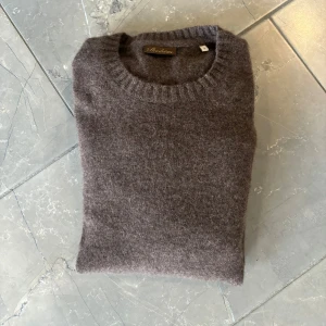 Stenströms cashmere tröja - 100% cashmere tröja från stenströms, köpt på debut för 3799kr. Den är fortfarande i fint skick då jag växte ur den för ett bra tag sedan. Storlek M men passar som S.