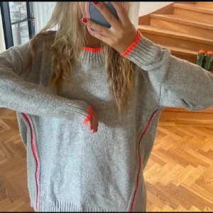 Stickad tröja  - Jätte snygg stickad tröja från Lindex med oranget blixtlås. Första bilderna är lånade och sista är min. Inga noppror jätte fint skick. Den är samma färg som första de är bara ljuset som gör den lite mörkare. Storleken är xs men passar en s/m🥰🥰