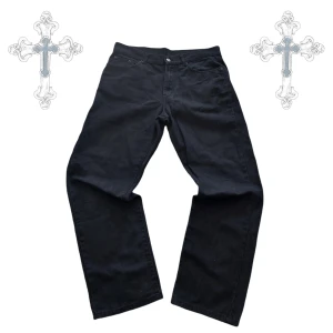 90s Y2k Baggy Jeans Svarta - Ett par nice baggy jeans jag inte använder längre⭐️ Bra skick, passar L men skulle också rekommendera till M och S, då blir det extra baggy. Skicka gärna frågor och offers på DM 🤝