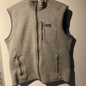 Patagonia väst - Har då en patagonia väst till salu det är storlek L, den har inga defekter alls, priset är ej hugget i sten,skriv om du undrar något🤍