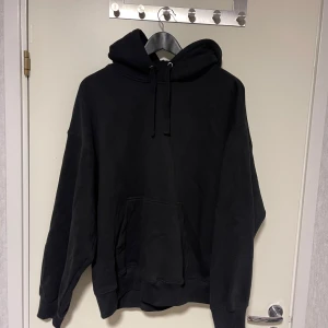 Hoodie  - Svart hoodie från HM. Mycket bra skick. Använt en gång.
