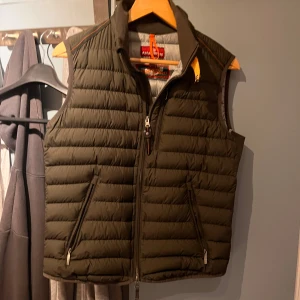 Parajumpers väst - Tjena säljer denna för jag letar en jacka istället hör av er vid frågor. Knappt använd liten rivning nere på baksidan men lagad