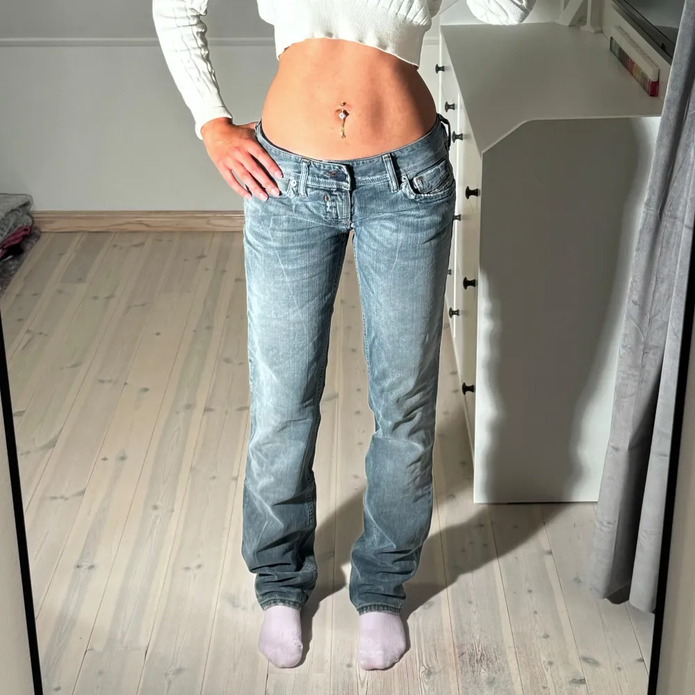 Säljer dessa sjukt snygga gråa diesel jeans  Midjemått 36cm  Innerbenslängd 82cm. Jeans & Byxor.