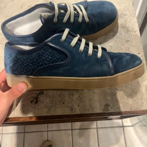 Bottens venetta skor | mocka - Yo! Säljer mina favvo skor. Det är ett par sällsynta bottega venetta skor i storlek 42. Pjucksen är najs och sköna. 