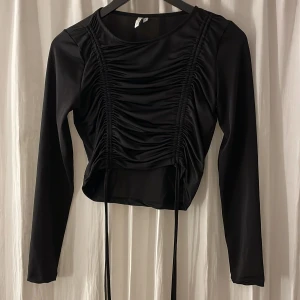 Långärmad tröja - En svart långärmad tröja har aldrig änvänt.