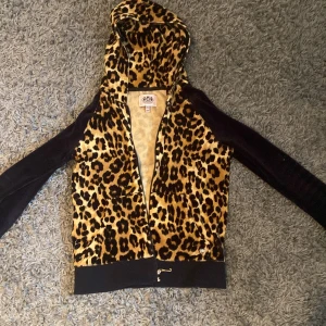 Juicy couture leopard - Gammal juicy couture  leopardmönstrad. Bra skick. Inte mycket använd.  Värde:ca 1350kr 