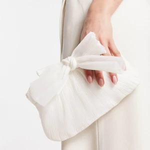 Superfin kuvertväska från True Decadence - SÄLJS INTE LÄNGRE PÅ HEMSIDAN!! Väska från True Decadence! Perfekt för balen eller en finmiddag. ENDAST använd en gång. Ordinarie pris 499kr