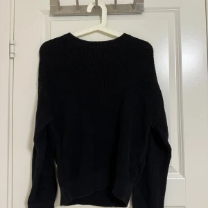 Stickad tröja - Fin och skön stickad tröja. Supereliten i storleken. Jag är xs-m och den passar. Perfekt nu inför hösten 🍁🍂☕️