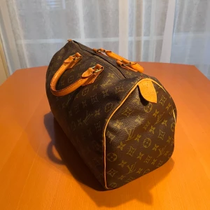 Louis Vuitton Speedy 35 handväska canvas monogram - Skick: 4/5. Har fler detaljerade bilder som jag kan skicka!, får endast plats med 5 här. Har en utförlig beskrivning också som inte får plats på annonsen som jag gärna kan skicka. Bevis på att den är äkta finns. Datumkod: 843MB. Butikpris: 17 000kr