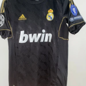 Real Madrid tröja  - Helt oanvänd retro Real Madrid tröja, Champions League tröja med Ronaldo på ryggen stl S. Säljs pågrund av för tight