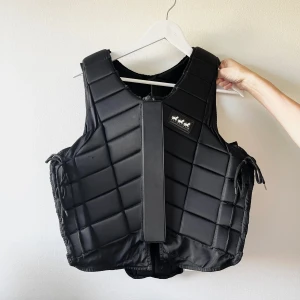 Säkerhetsväst, vuxen S - Säkerhetsväst från Tre Hästar i storlek S (vuxen). Väldigt fint skick!  Köpte själv på Vinted men var tyvärr lite för stor för mig.